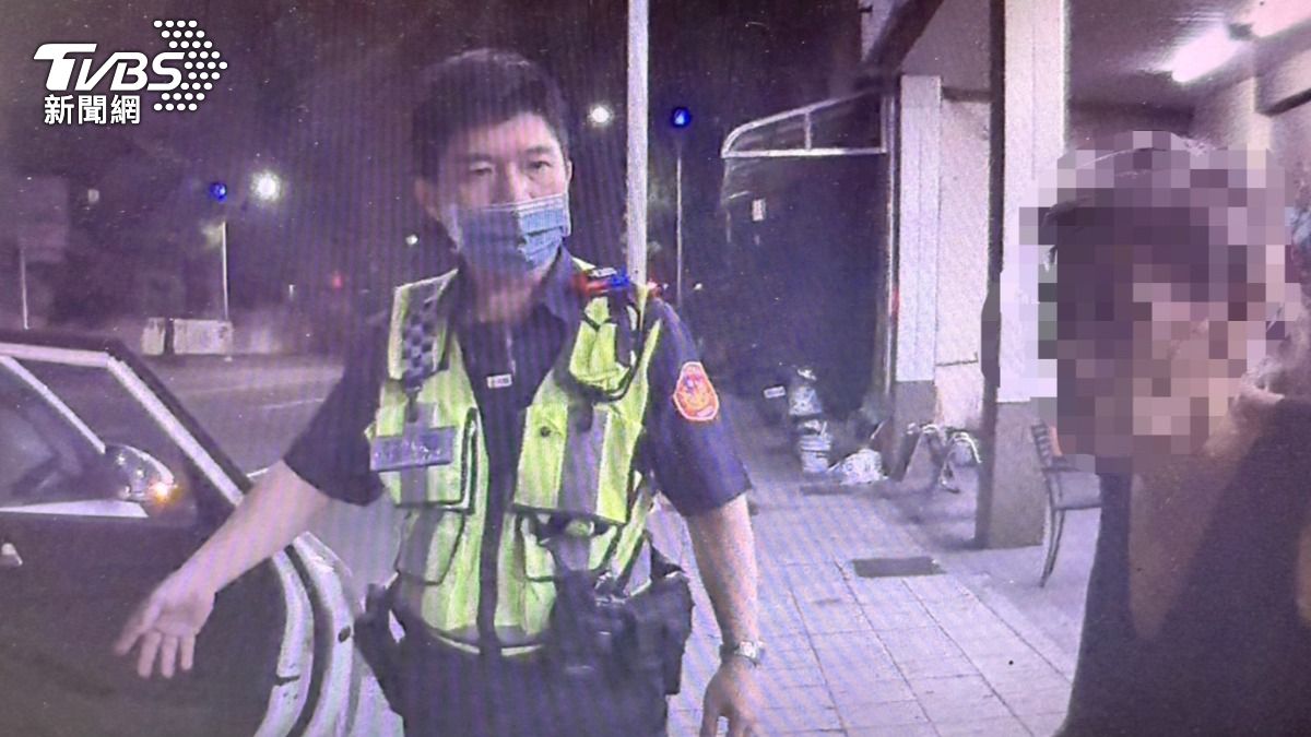 奶奶被送往安置,她感謝員警。(圖/TVBS)