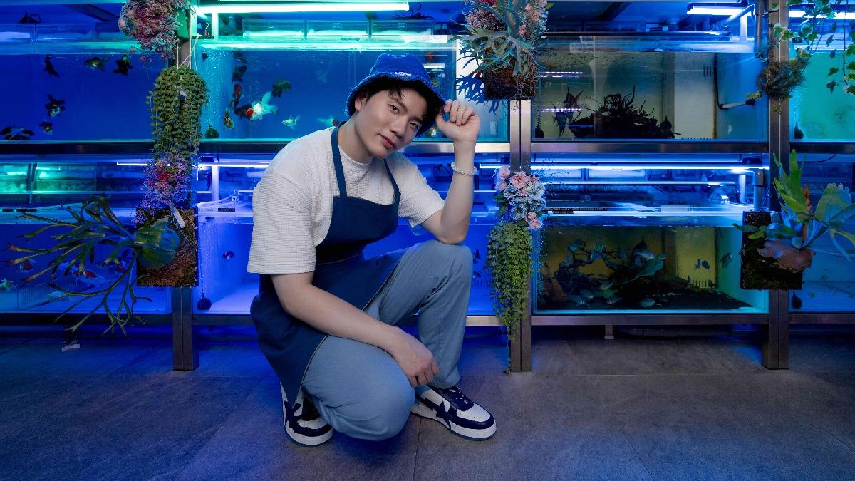 張鶴曦在MV飾演水族店老闆,守護著一段無緣的戀情。(圖/JSJ杰思娛樂提供)