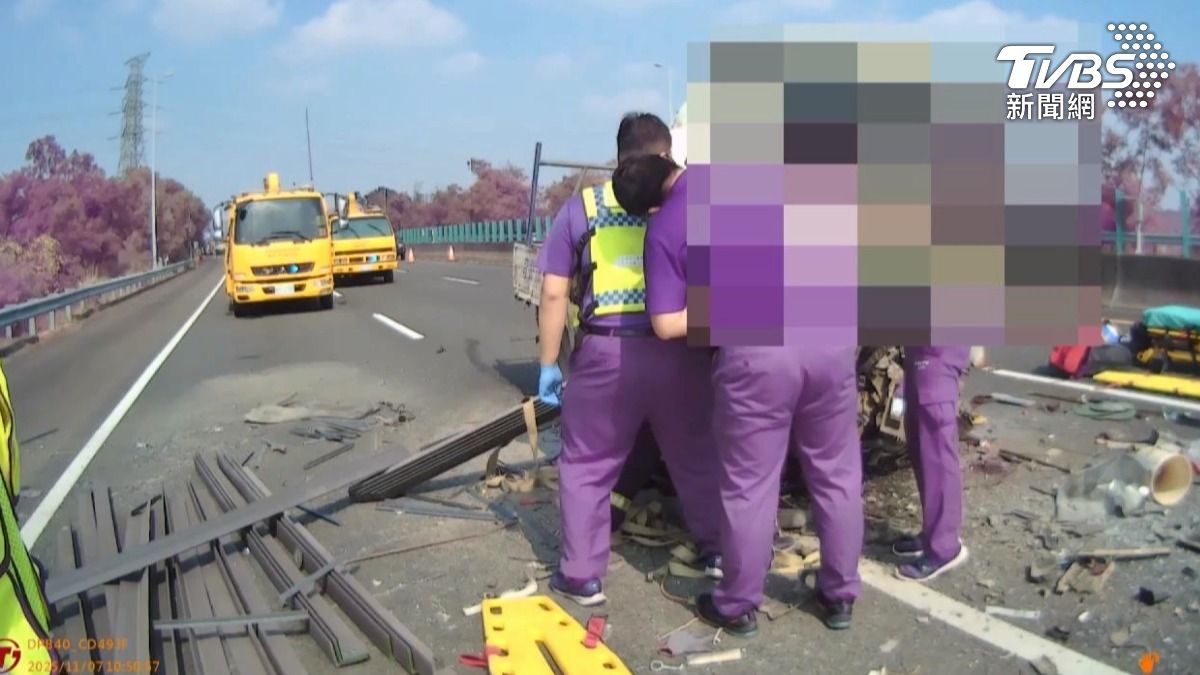 國道三號嘉義竹崎路段這起車禍，現場一片狼藉，鋼條、車殼零件、和貨車載運的物品，駕駛和乘客受困車內，當場沒了呼吸心跳。（圖／TVBS）