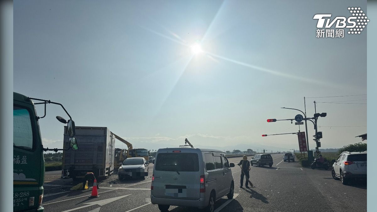 屏東枋寮台一線東角路口，疑似因為陽光太刺眼，追撞前方5部小客車，導致3人受傷，幸好送醫沒有大礙。（圖／TVBS）