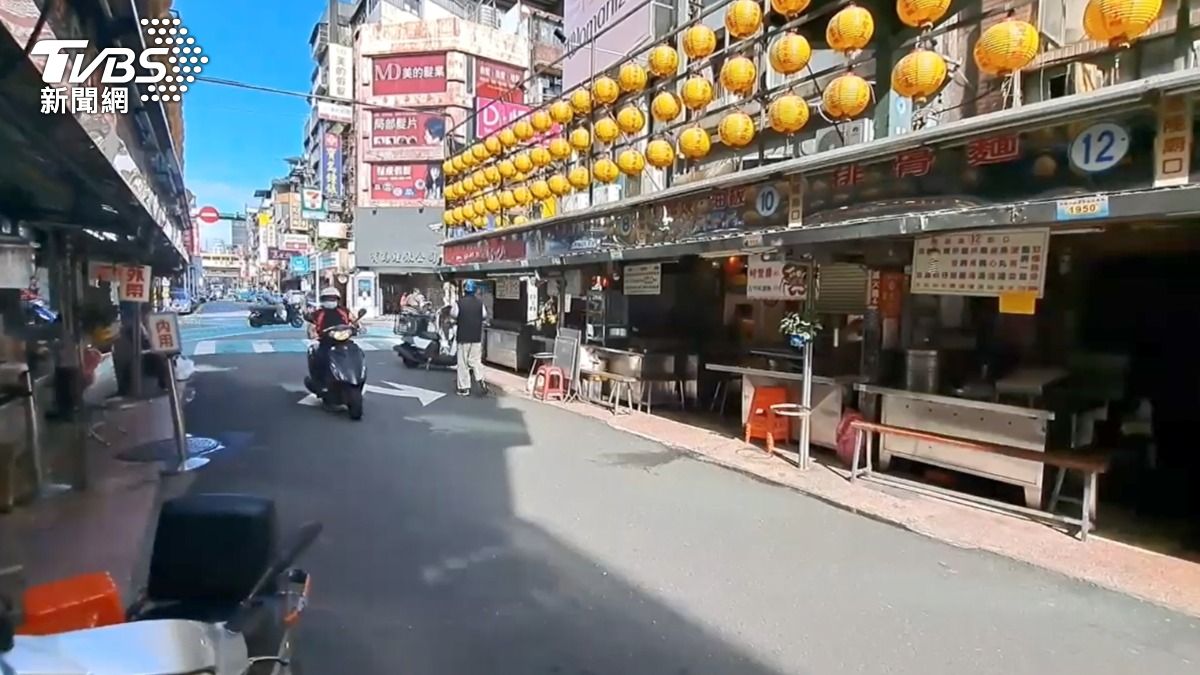 豬瘟解禁,廟口攤商直呼開心,提前開攤清掃。(圖/TVBS)