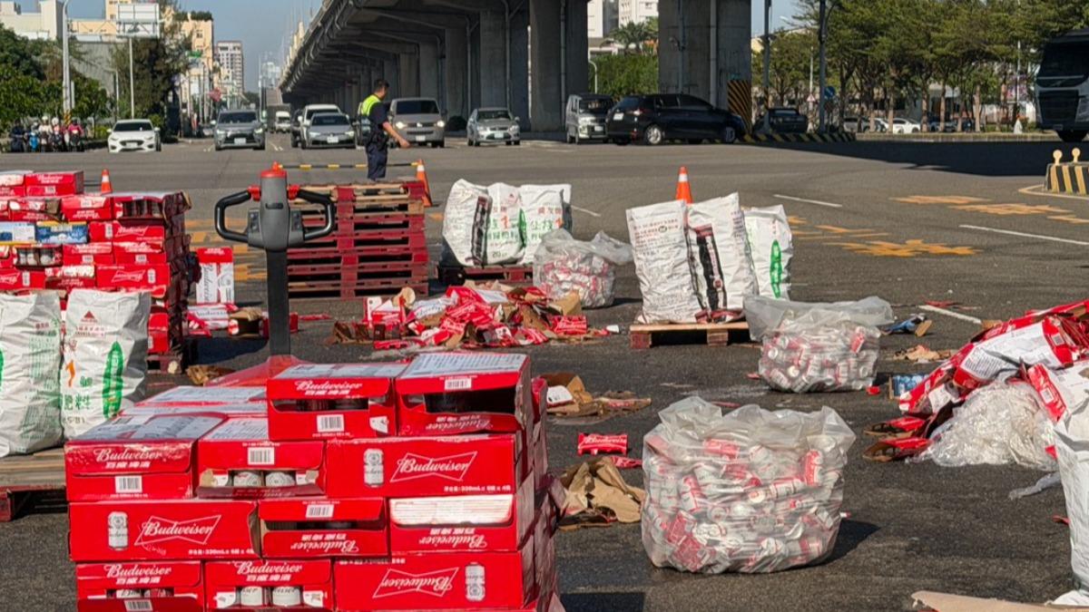 沒關好門,啤酒掉到路面上。(圖/警方提供)