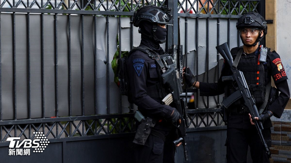爆炸發生後,當地武裝警察和軍方緊急封鎖現場。(圖/達志影像路透社)