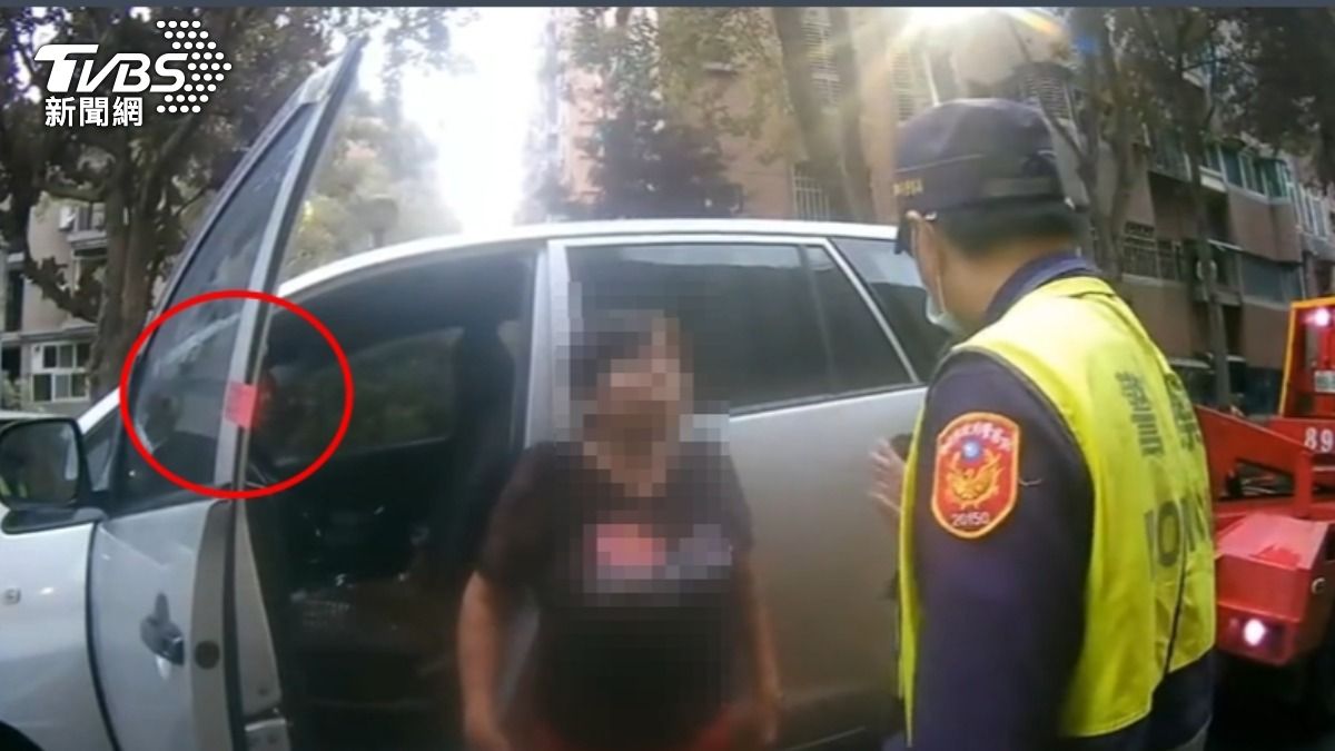 女駕駛不滿遭拖吊，強行撕開封條想開車走，與警爆口角。（圖／TVBS）