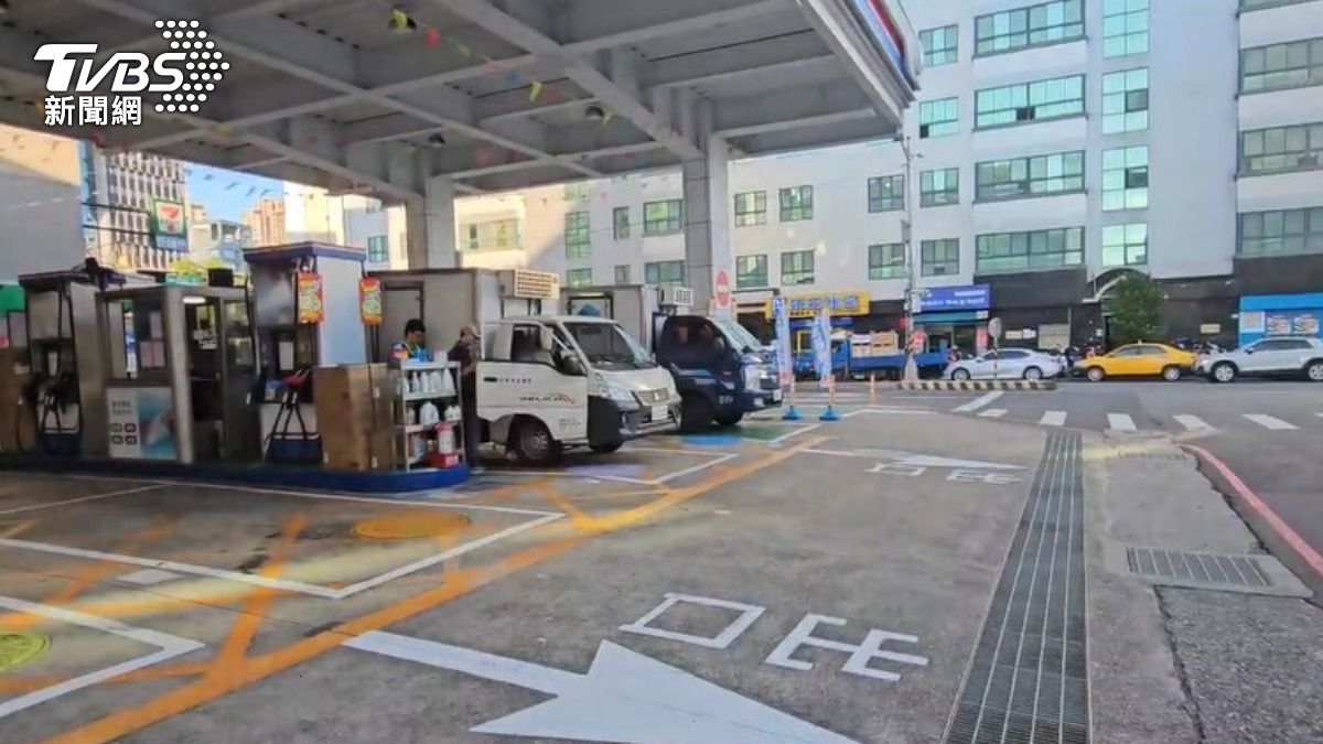 車手面交的位置對面就是加油站。(圖/TVBS)