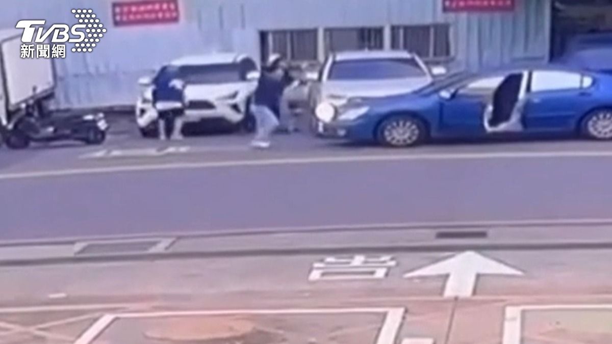藍色偵防車擋住嫌犯逃跑路線。(圖/TVBS)
