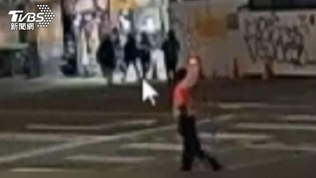 女街友持剪刀涉恐嚇女學生！台中火車站驚魂，急躲餐廳逃命求救。(圖／民眾提供)