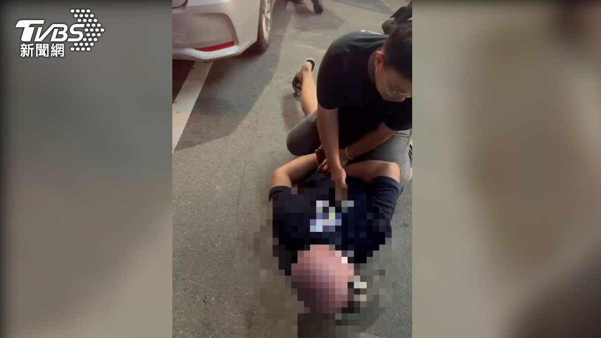 嫌犯之一的李姓男子躲回雲林，遭警方循線逮捕上銬。（圖／TVBS）