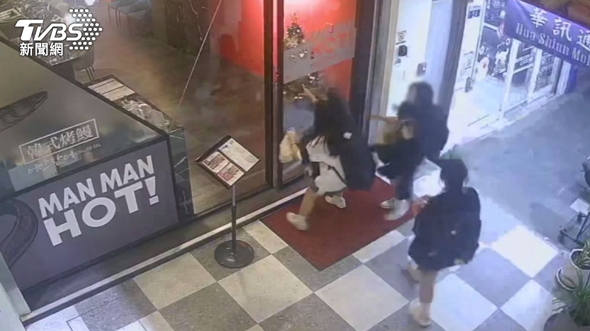 學生們立即跑進附近一家餐廳尋求庇護。(圖／民眾提供)