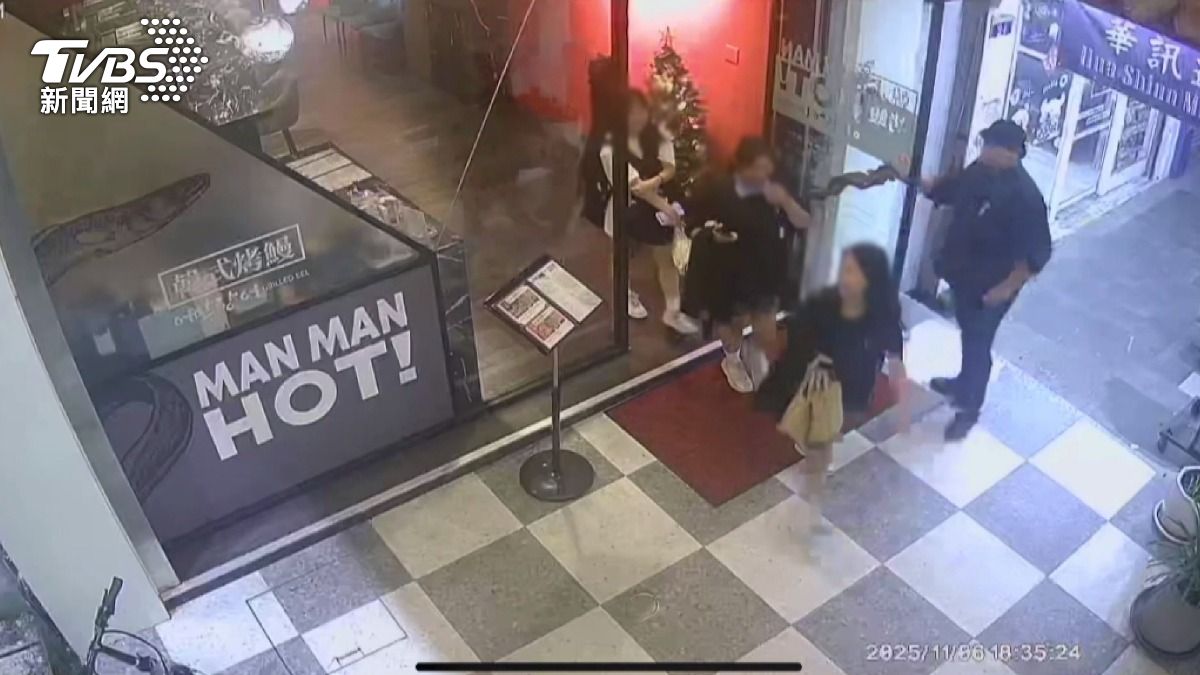 餐廳店家見狀立即請三位學生坐下，而該名持剪刀的婦女在看了餐廳內一眼後便離開。(圖／TVBS)