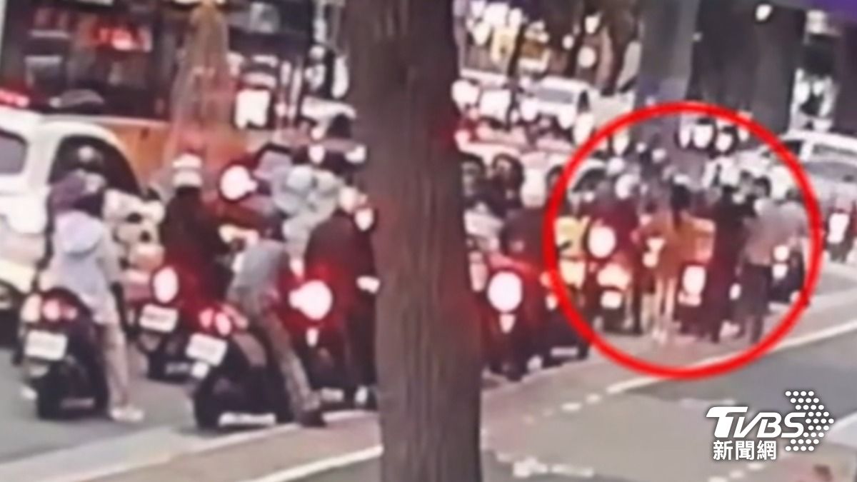 車陣中突被攔截,女控遭警誤認成嫌。(圖/TVBS)