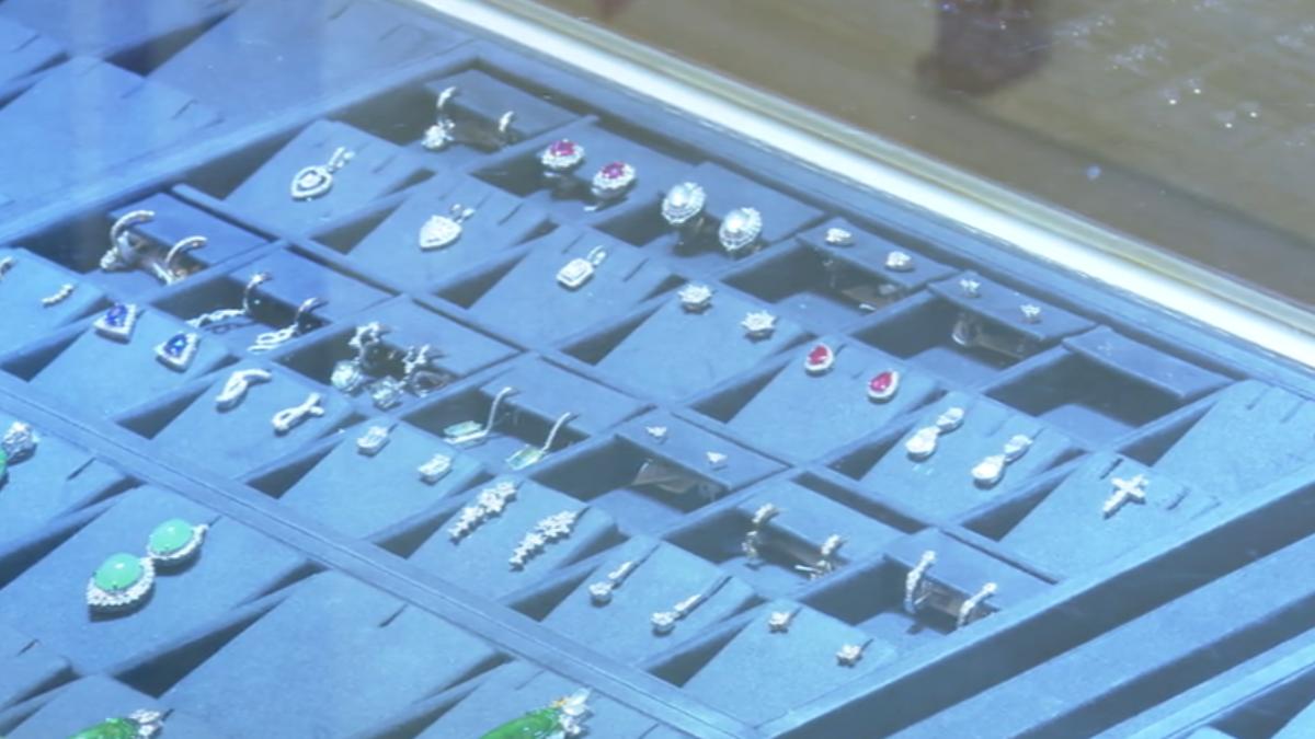 有精品業者規定,客戶交易逾5次及金額達200萬元才能面交。(圖/TVBS)