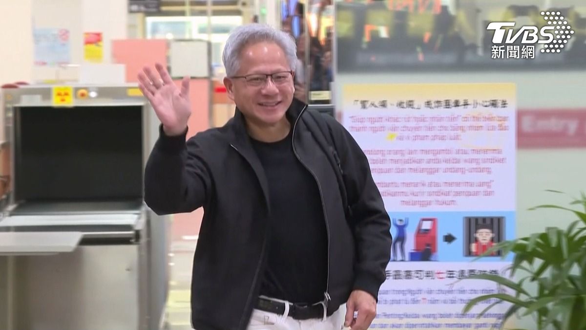 輝達執行長黃仁勳來台,今天(7號)下午搭私人飛機抵達台南,參訪台積電三奈米廠(圖/TVBS)