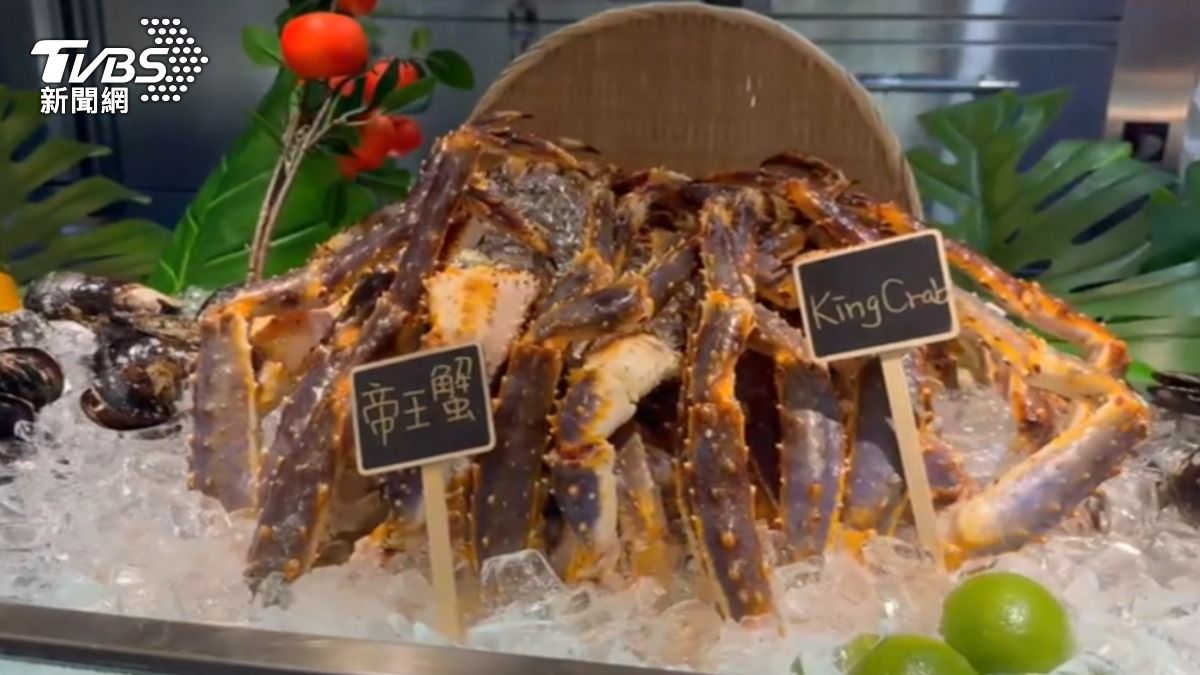 飯店自助餐推出帝王蟹腳吃到飽。（圖／TVBS）