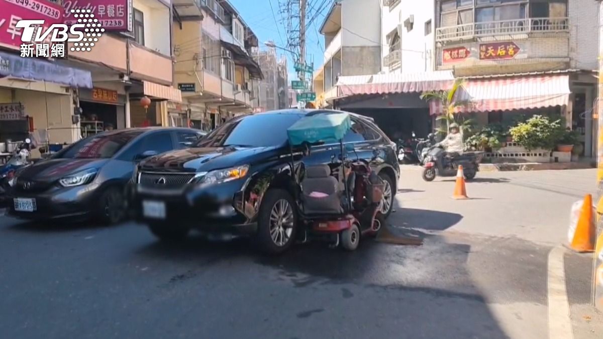外籍看護代步車雙載遭休旅車擦撞 99歲嬤「腦出血」命危救治中。(圖/TVBS)
