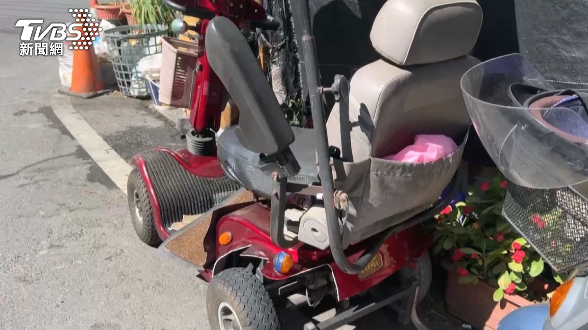 撞擊力道使得坐在後座的99歲老婦人倒地,當場失去呼吸心跳。(圖/TVBS)
