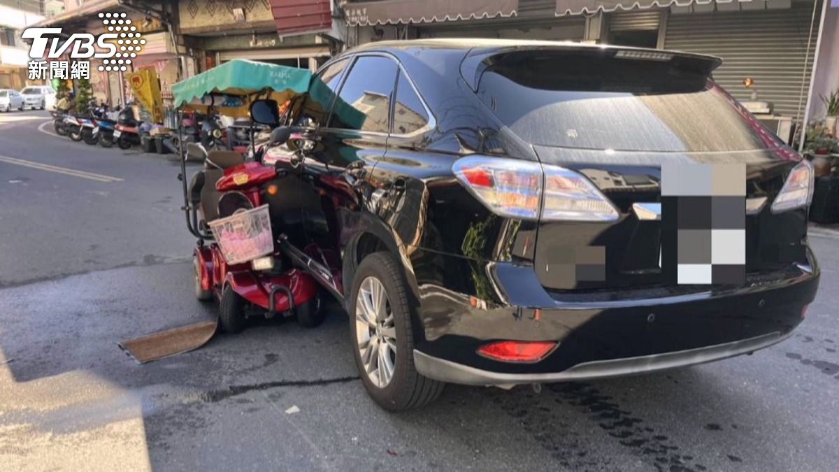 被撞的代步車車殼破裂、零件散落一地。(圖/TVBS)