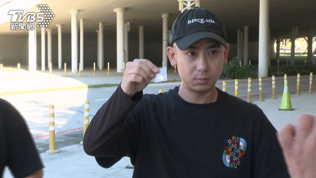 張先生習慣隨身攜帶一張小金片作為幸運符。(圖/TVBS)
