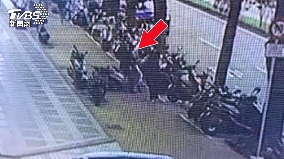 保全幫「尋車位騎士」移走合法機車!車主下班驚見自己變違停,法律竟無招。(圖/民眾提供)