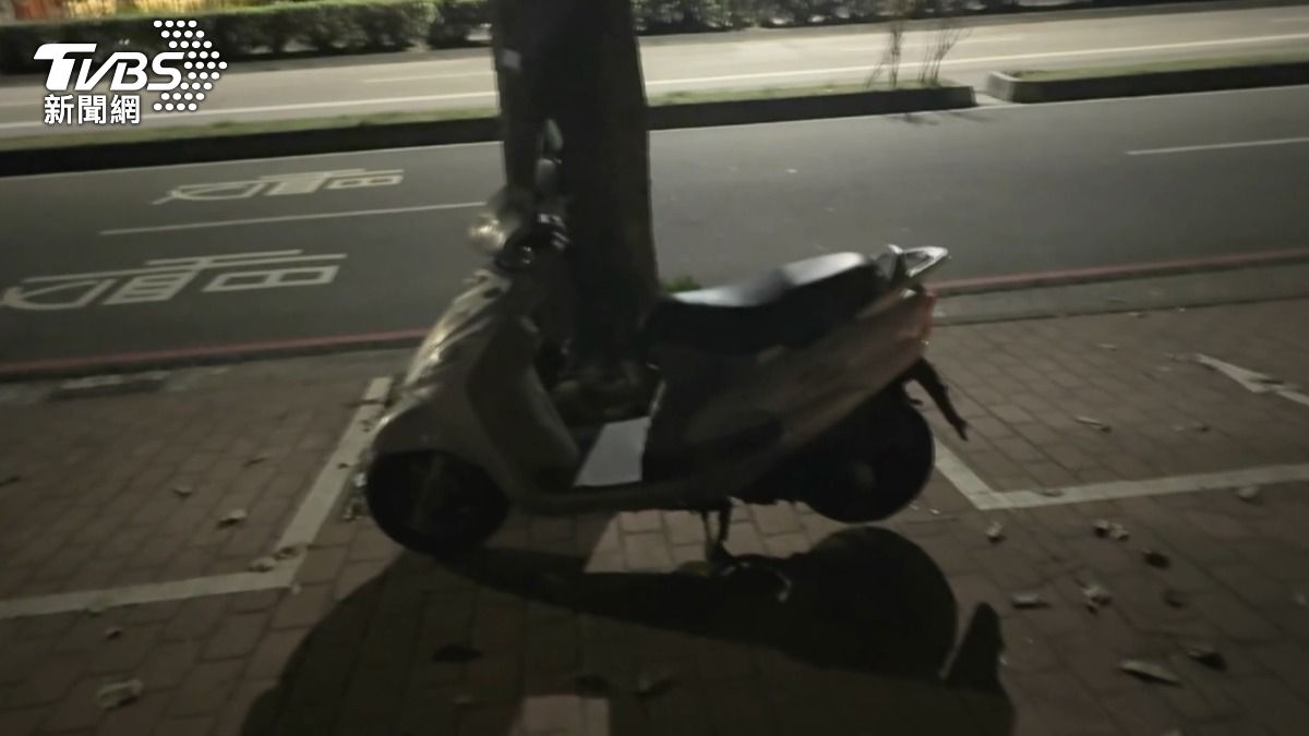 擅自將他人合法停放的機車移至人行道上,導致原車主自己的機車變成違停。(圖/民眾提供)
