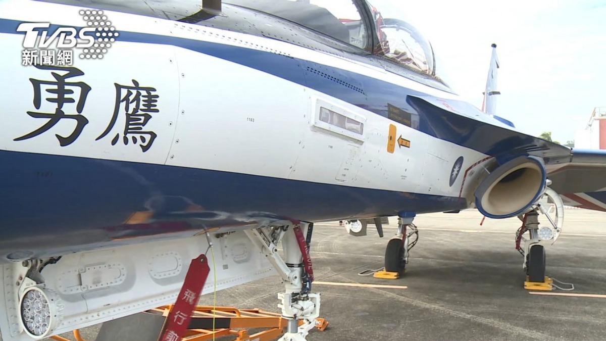 勇鷹高教機「煞車失靈」衝進草地！空軍：人員平安、飛機輕損