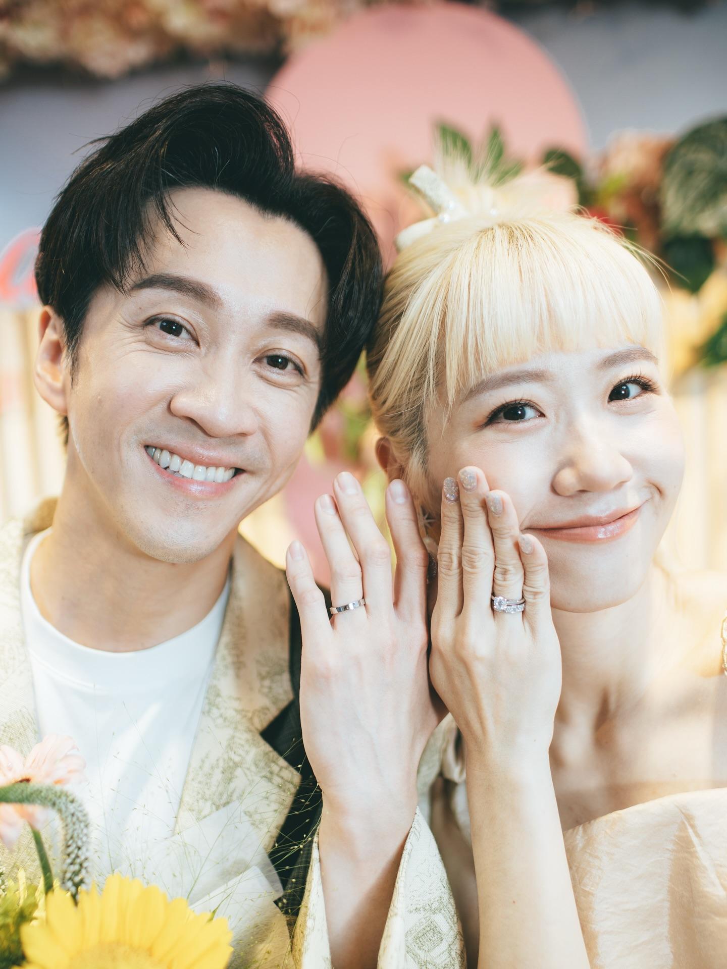 陳漢典與Lulu（黃路梓茵）兩人非常甜蜜的秀出婚戒。（圖／翻攝自陳漢典臉書）