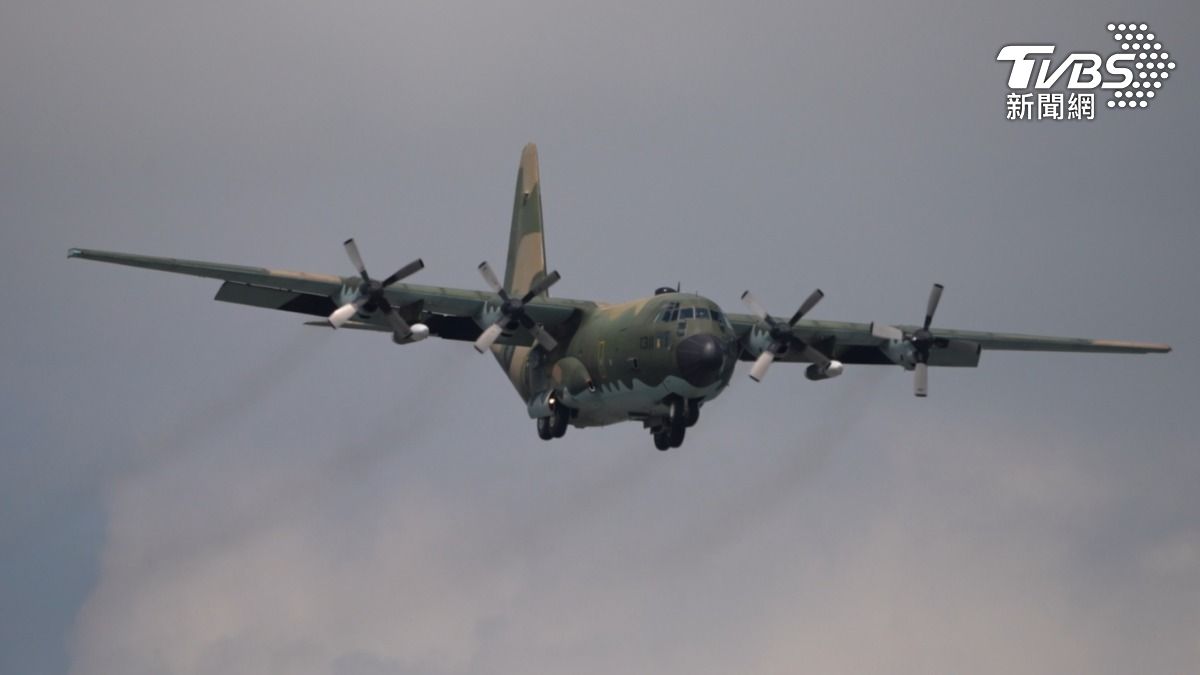 國軍C-130H運輸機任務多樣且繁重,圖為掛載「玄戟專案」的電戰莢艙協助飛測。(資料照)