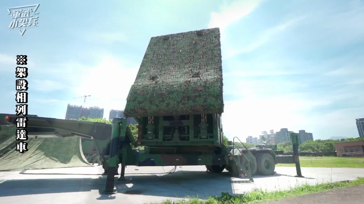 國防部「軍武小尖兵」介紹天弓三型防空系統的畫面中,背後地景經網友比對,駐防位置明顯位於新北市淡海新市鎮一帶。(圖/國防部)