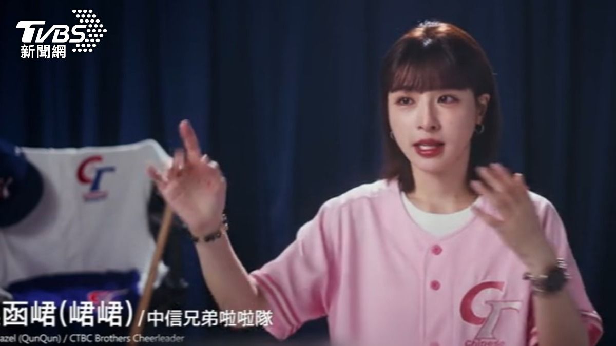 啦啦隊員峮峮,談到12強棒球賽,感動落淚。(圖/TVBS)