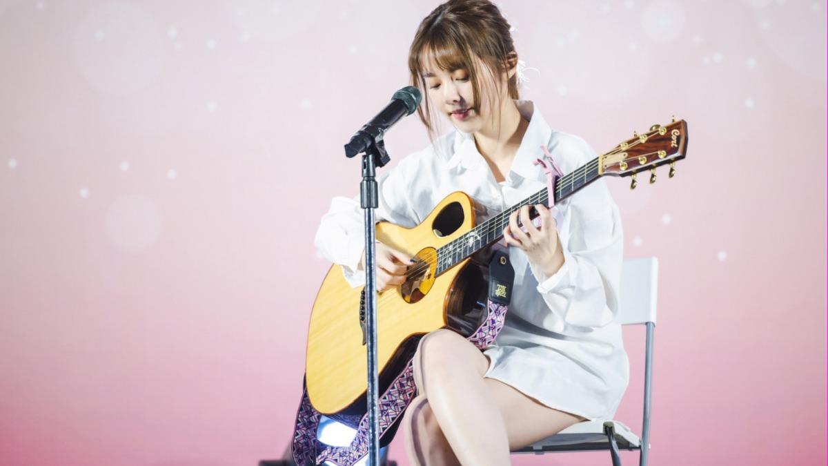 禹菡表演拿手的自彈自唱。(圖/樂天桃猿提供)