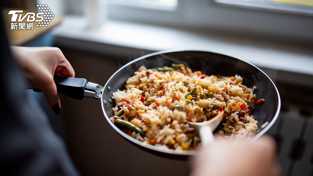隔夜飯做成炒飯下肚!陸男「休克險沒命」 醫揭致命元凶