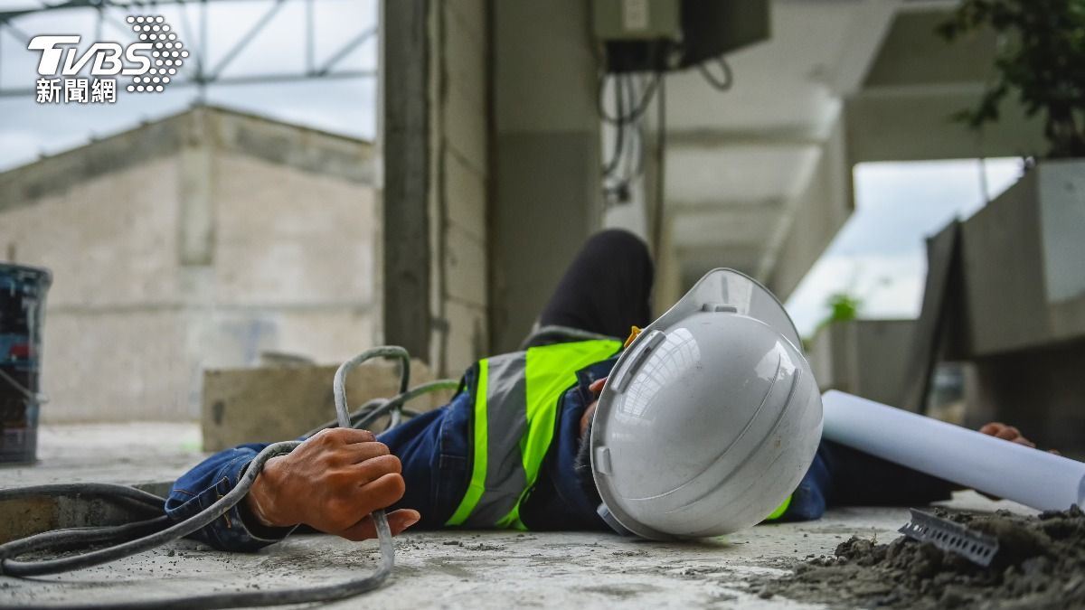 工人為了如期完成防水工程,獨自趕工作業,意外觸電身亡。(示意圖,非當事人/達志影像shutterstock)