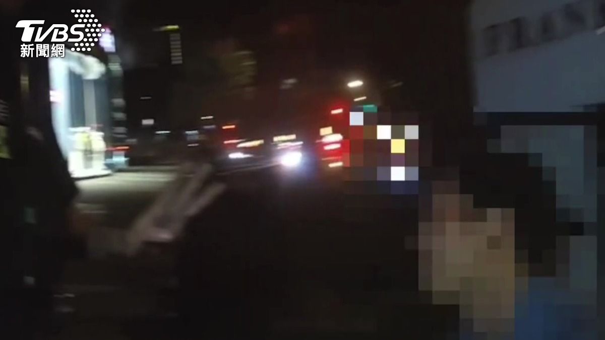 男子出言挑釁遭高跟鞋砸頭。（圖／TVBS）