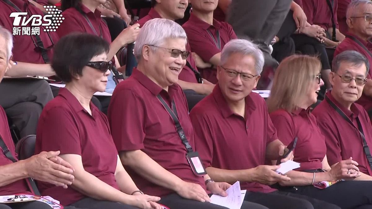 黃仁勳現身台積電運動會。(圖/TVBS)