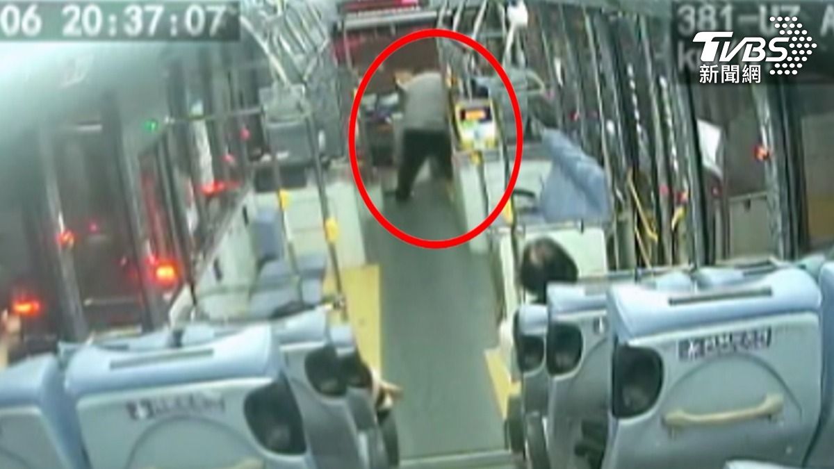 司機突然停車,離開駕駛座拿東西就跑下車,車上乘客滿頭問號(圖/TVBS)