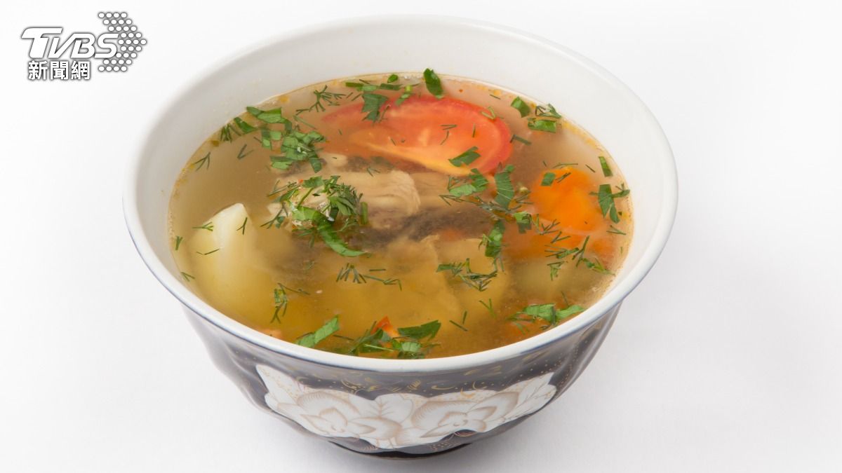 番茄牛肉蔬菜湯喝起來酸甜開胃又低卡。(示意圖/shutterstock達志影像)