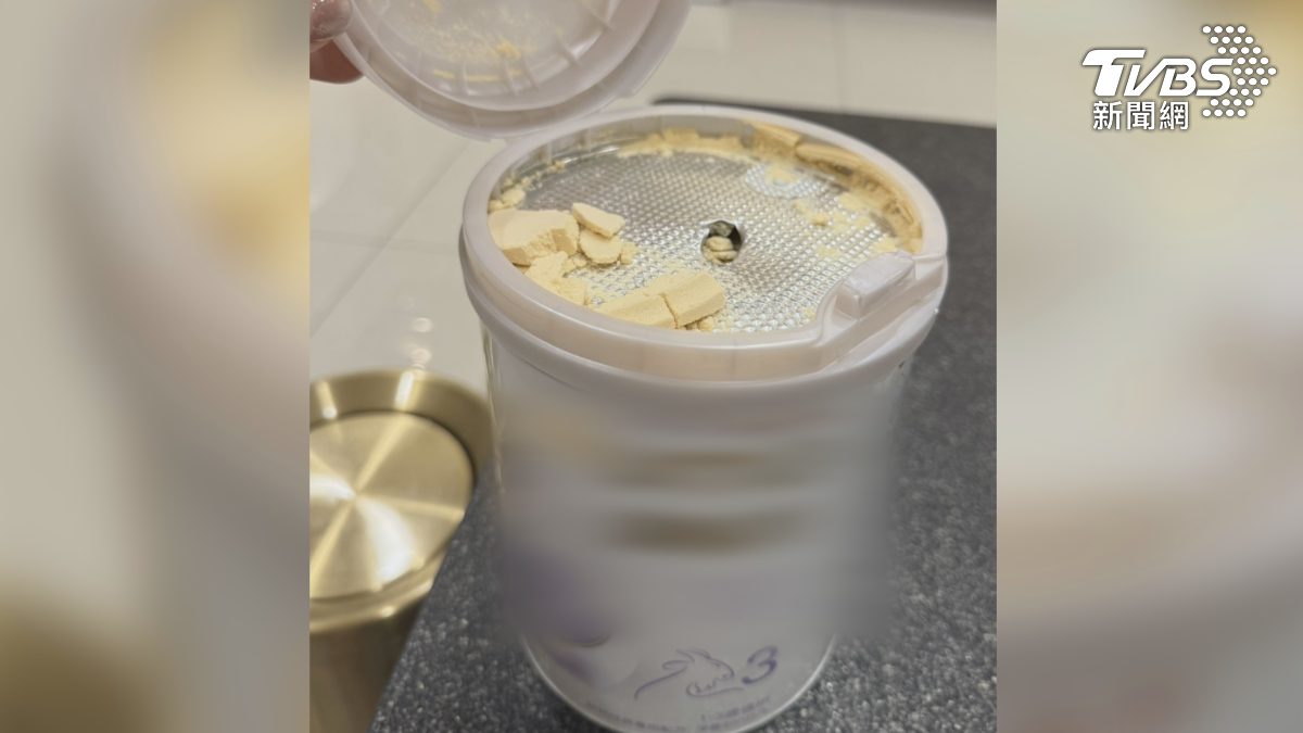 從粉狀變成一塊塊奶粉方塊,還有一點一點的小黑點疑似發霉,甚至4歲女兒誤喝下肚造成腹瀉(圖/TVBS)