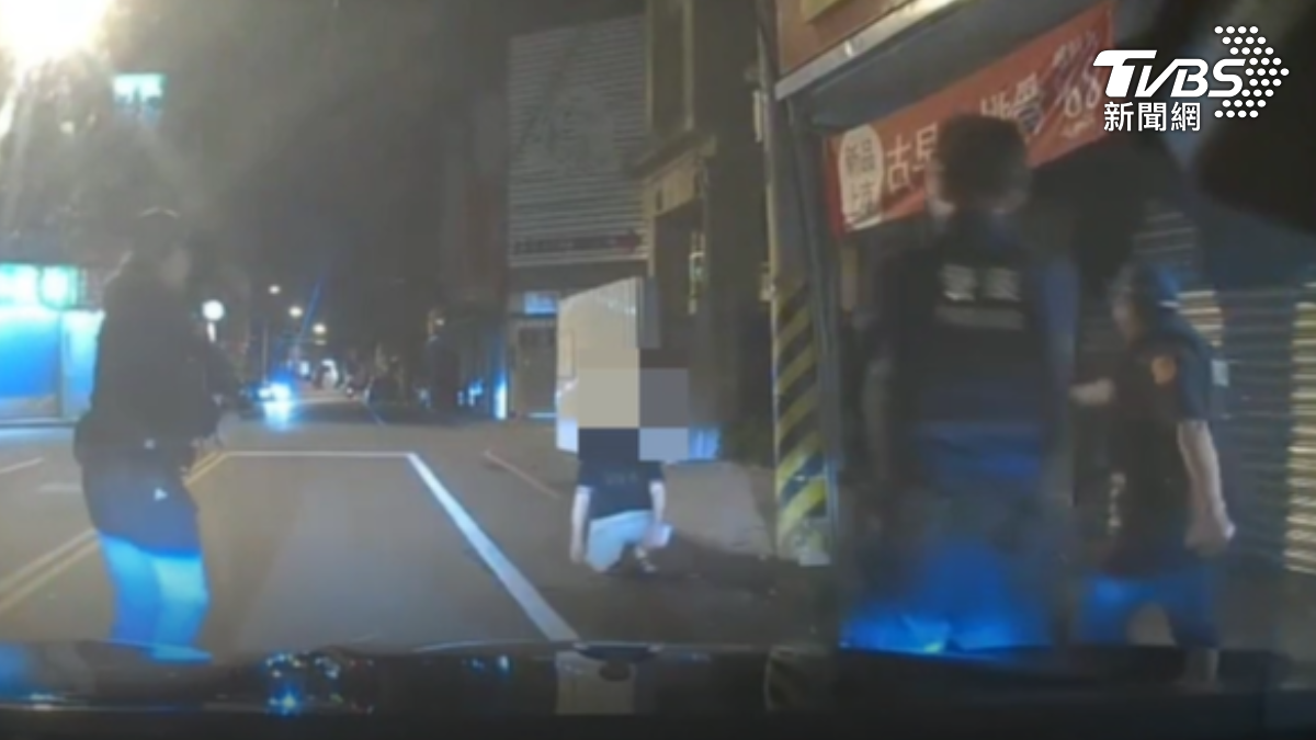 男玉里街頭揮舞大菜刀!警方緊急制伏「趴下不要動」 竟稱要參加廟會