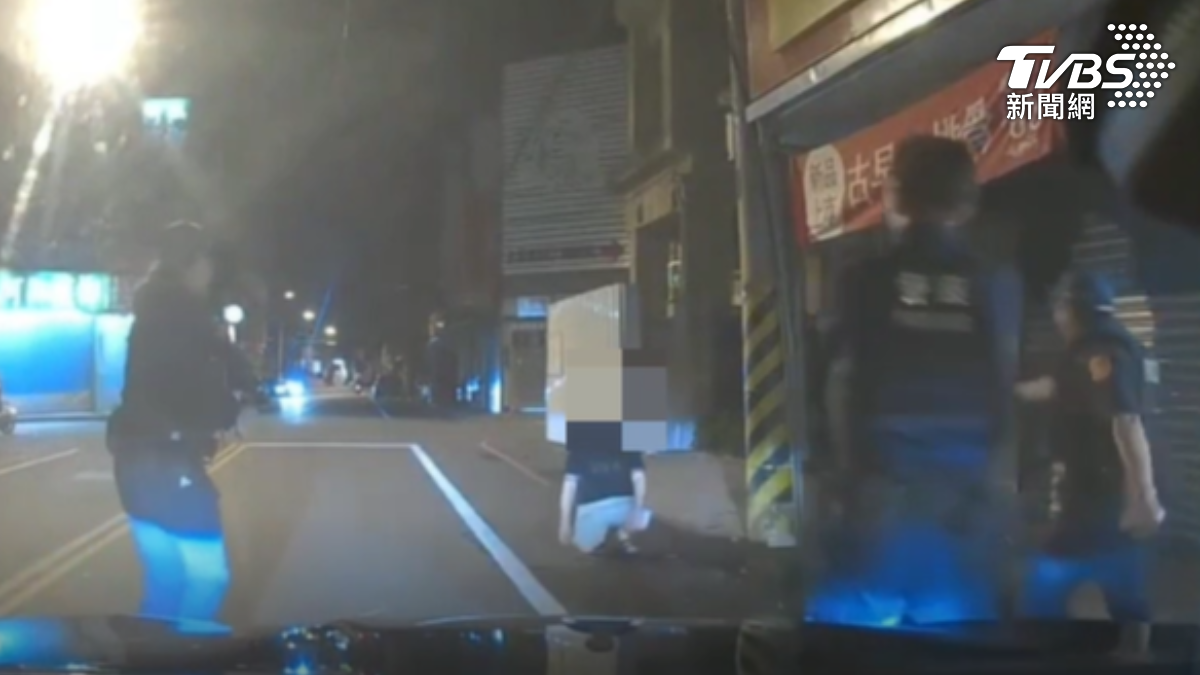 花蓮男持菜刀街頭遊蕩，警方迅速制伏送辦。（圖／TVBS）