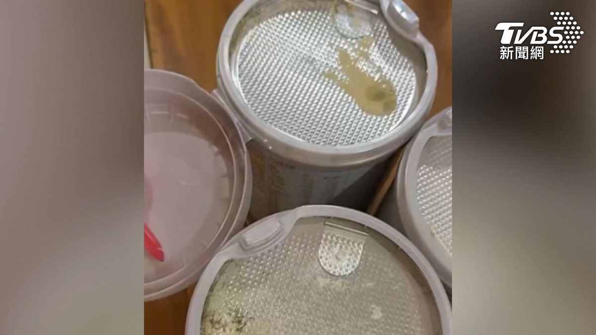 奶粉結塊,打開其他罐更誇張,錫箔紙層都還沒撕開,就有奶粉撒了出來,還有一點一點的小黑點疑似發霉(圖/TVBS)