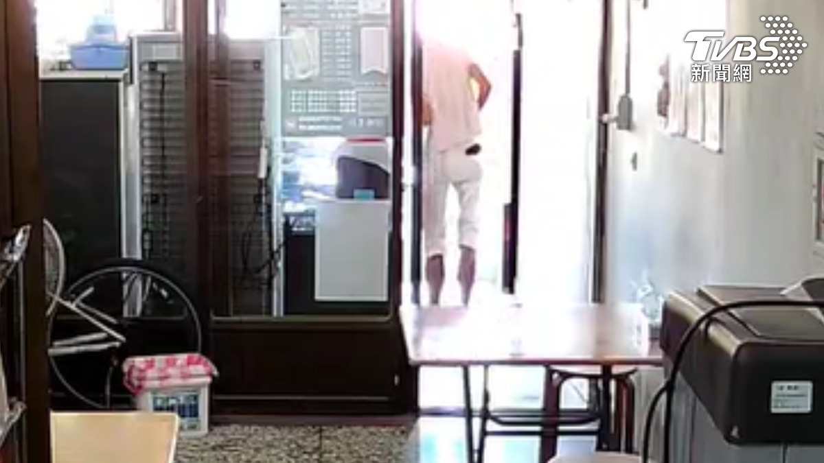 白衣男無視監視器!新竹腸粉店「2萬現金被偷光」 老闆穿拖鞋追不上