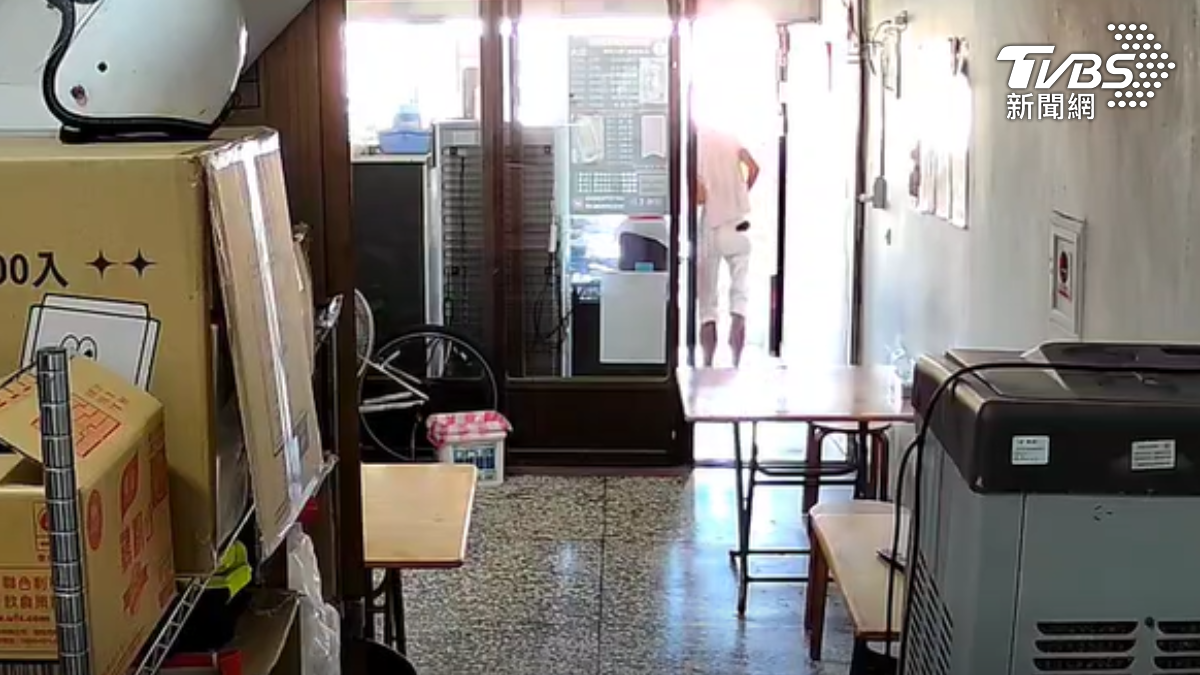 趁老闆離店,白衣男「偷走2萬」遭撞見。(圖/TVBS)
