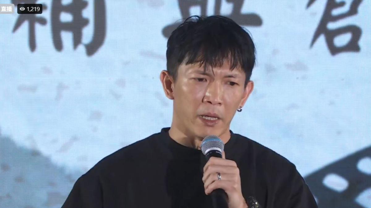 黃尚禾致詞時難掩悲傷。(圖/翻攝自顏正國臉書)