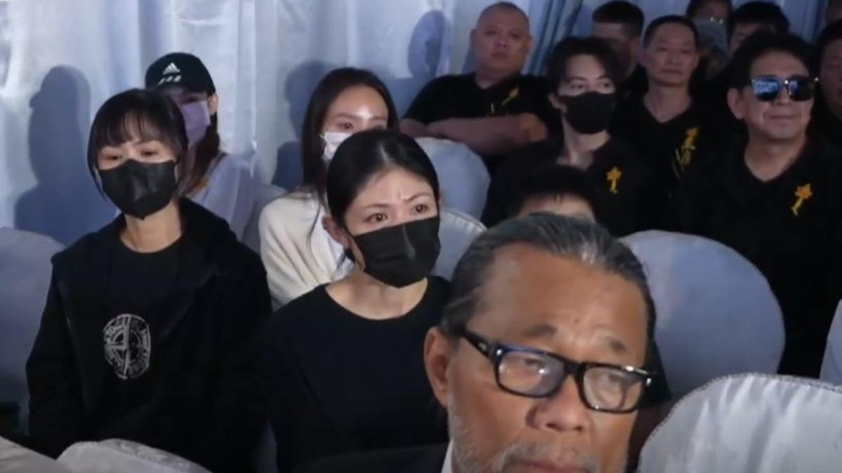 李千娜在台下頻頻拭淚。(圖/翻攝自顏正國臉書)