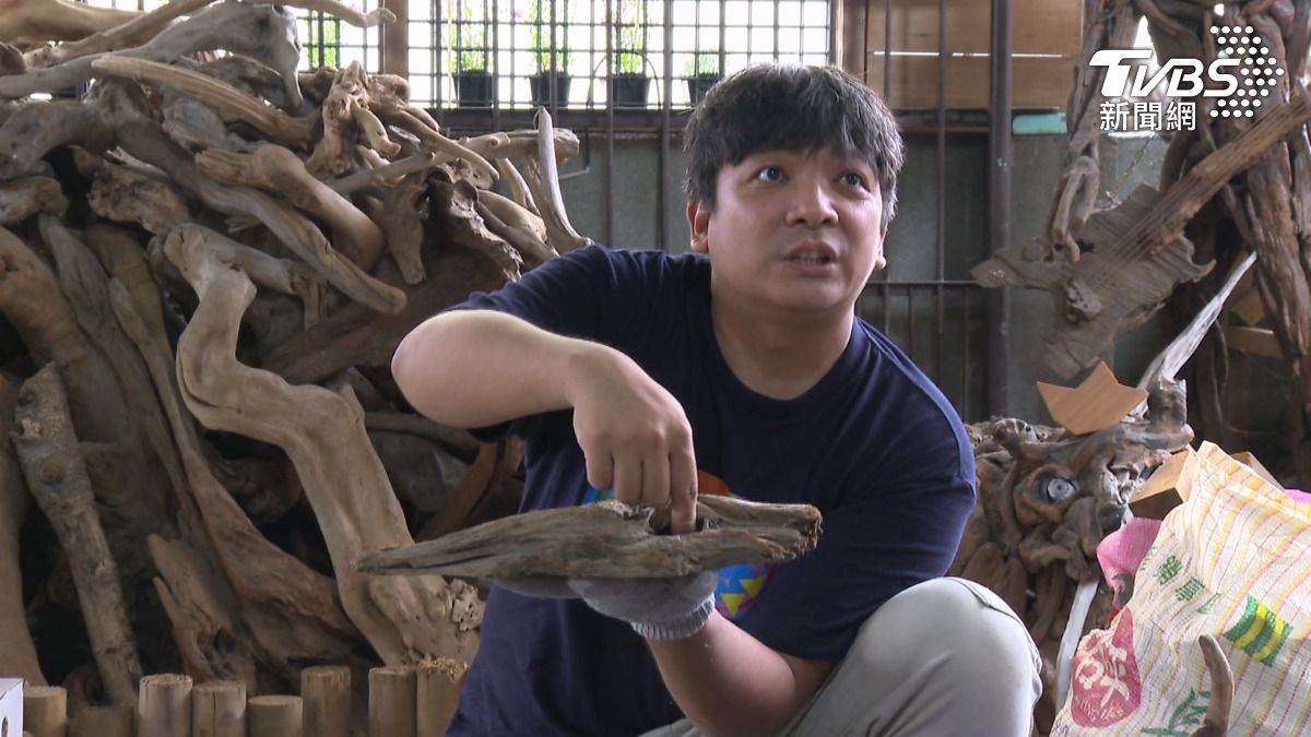把漂流木看得如此透澈,關鍵的那雙眼睛,就是他潘辰皓,從事漂流木創作一段時間,他才發現自己,彷彿跟漂流木擁有同樣人生(圖/TVBS)