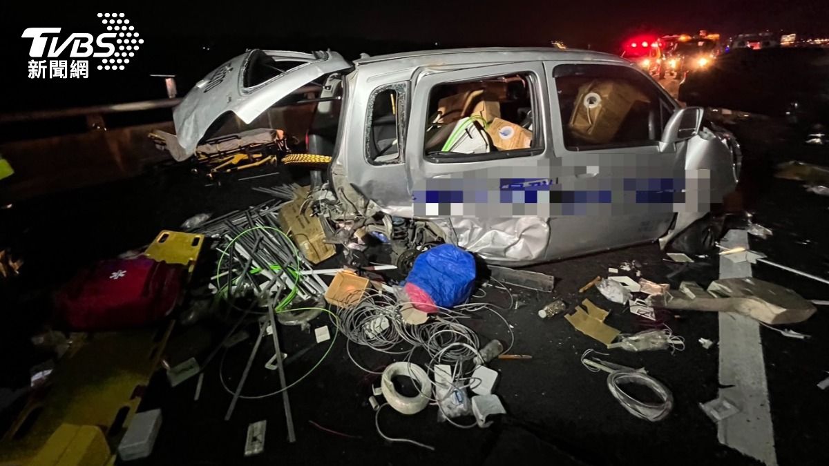 砰!國道3號爆胎緩駛外車道遭追撞 「零件碎片噴滿地」2人掛彩