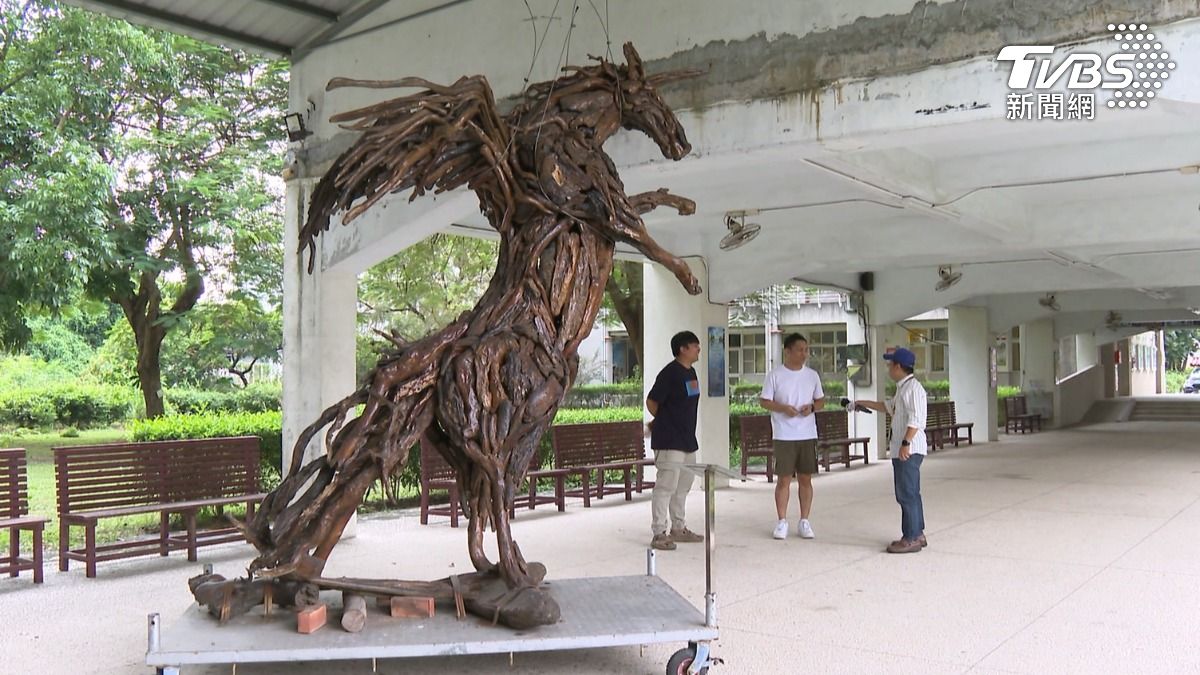 除了母校把他的作品擺放在明顯位置,還經常應邀到校園演說,讓偏鄉孩子,也能看到自己的更多可能(圖/TVBS)