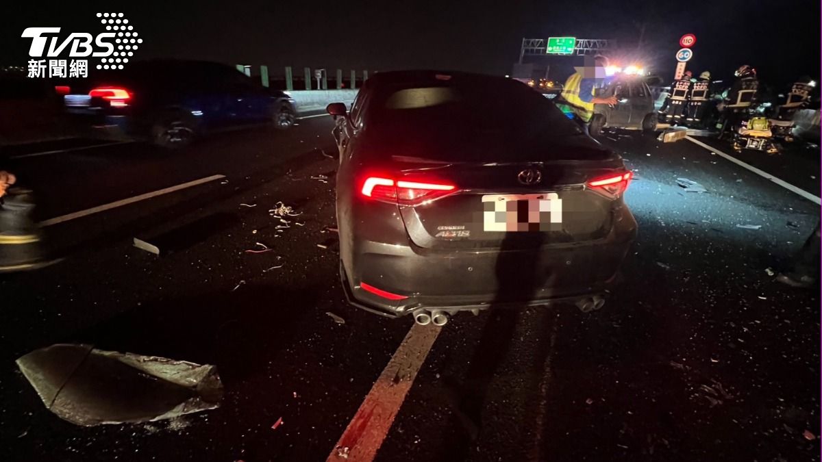 王男的黑車往前追撞。(圖/TVBS)