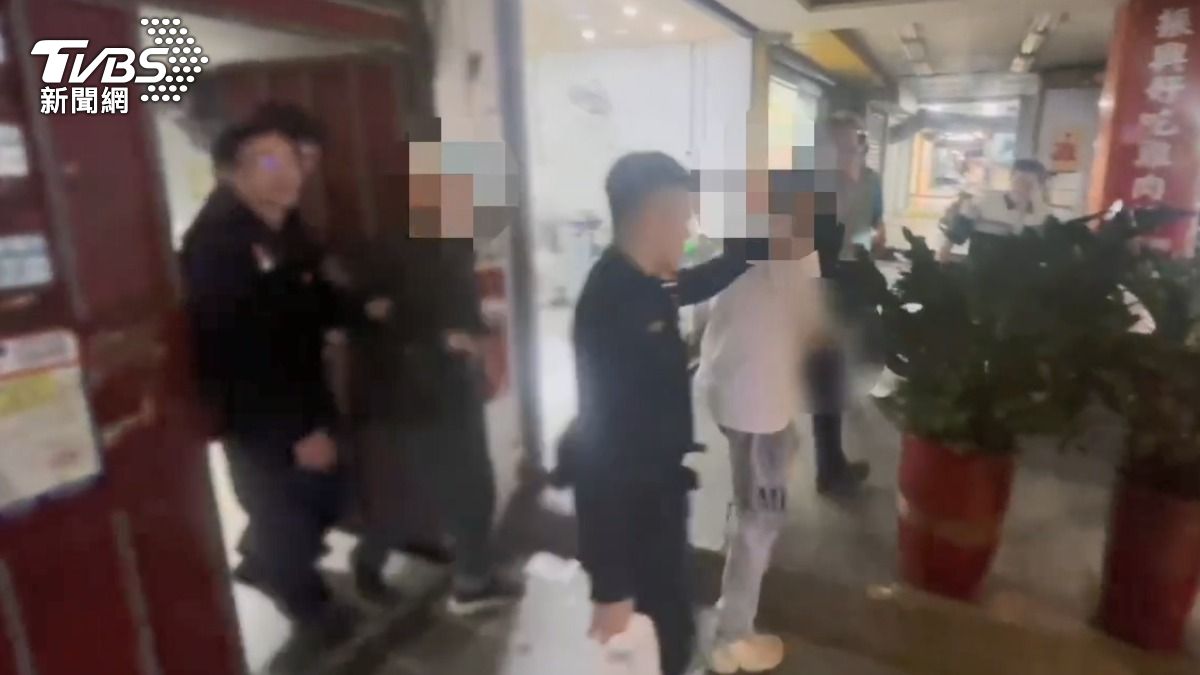 員警獲報民宅內有人疑似吵架，上門勸說意外抓到通緝犯和兩包毒品。 (圖／TVBS)