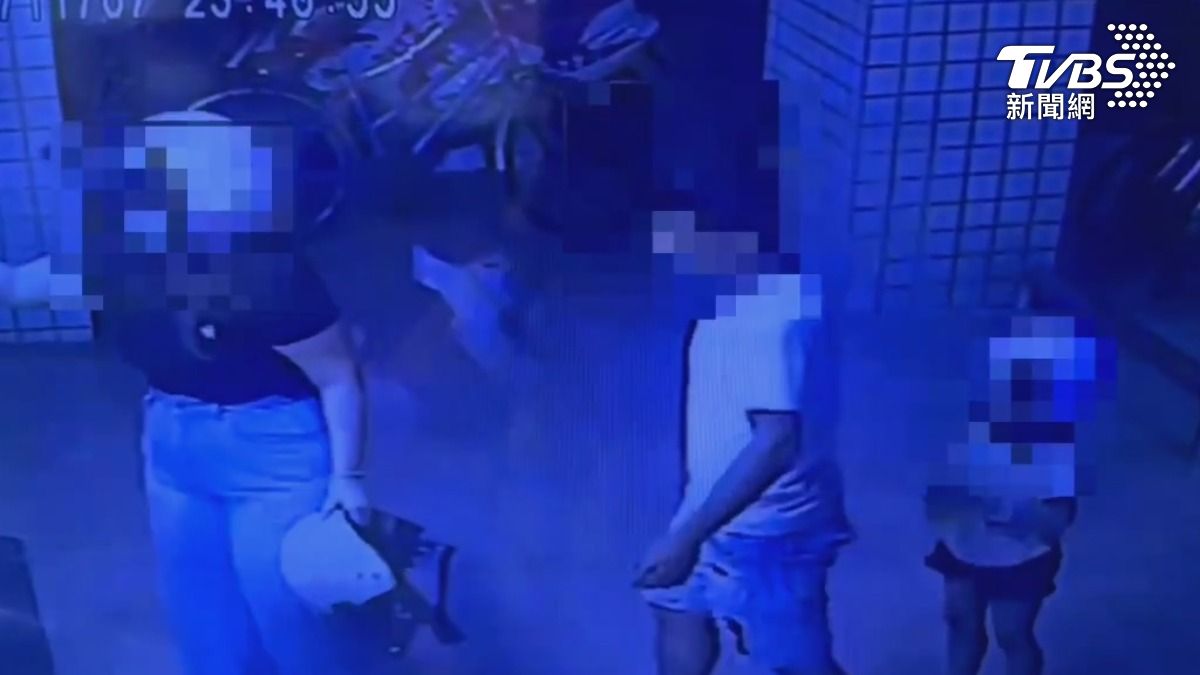 安全帽仍向鄰居家鐵門，當下女童嚇傻愣在原地，只不過身為大人沒有以身作則，還在孩童面前有暴力傾向，社會局將介入調查（圖／TVBS）
